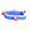 Децата прскаат базен прскал на надувување sprinkler базен